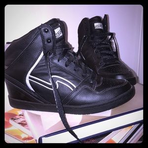 Skechers women’s wedge heel sneaker, size 8.5